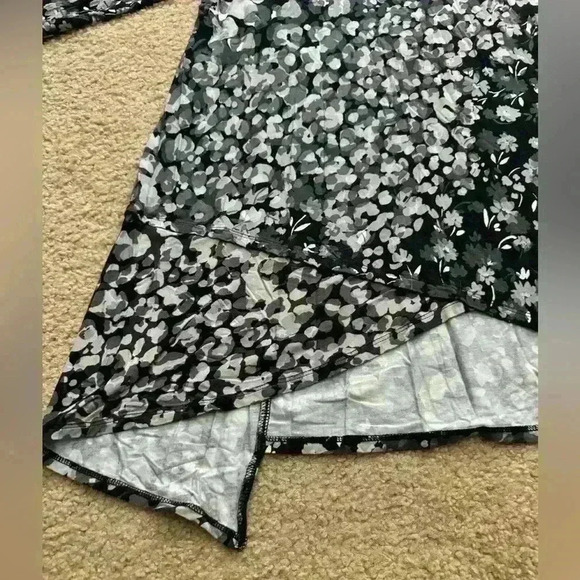 LOGO by Lori Goldstein XL Asymmetrical Hem Floral V-Neck Top Black Grey A389745 - Picture 4 of 14